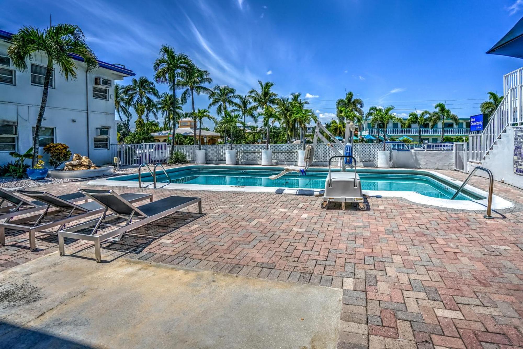 Hotel Blue Strawberry By The Sea Lauderdale-by-the-Sea Exteriér fotografie