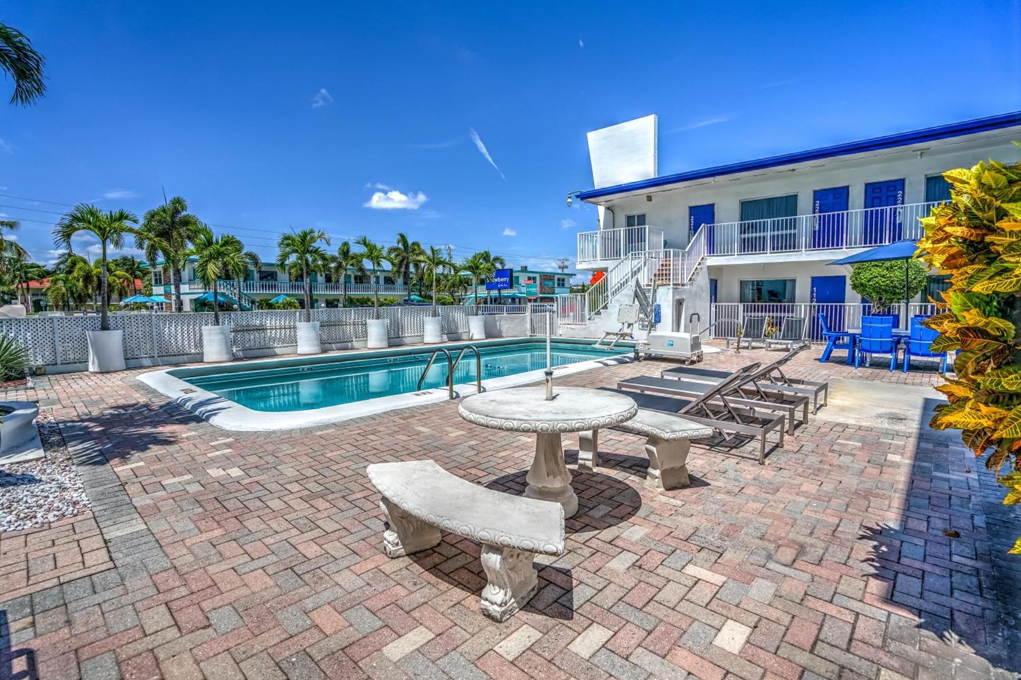Hotel Blue Strawberry By The Sea Lauderdale-by-the-Sea Exteriér fotografie