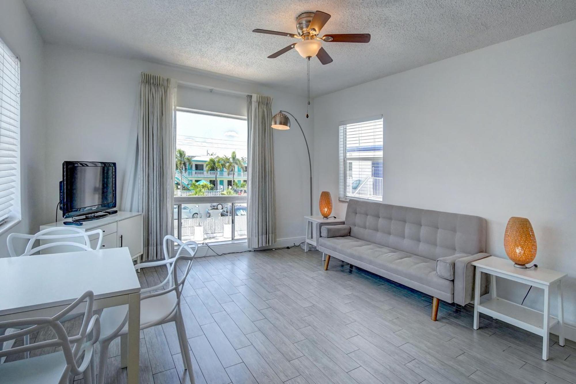 Hotel Blue Strawberry By The Sea Lauderdale-by-the-Sea Exteriér fotografie